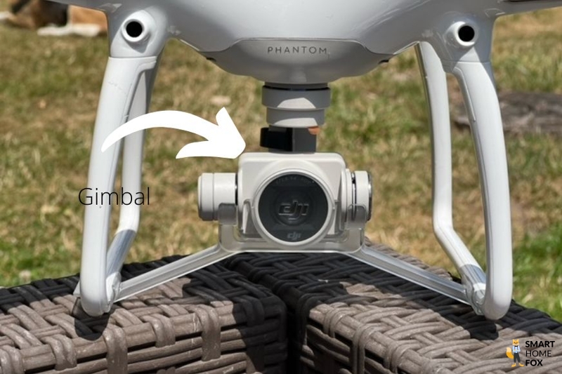 Man sieht eine Drohne mit einer Kamera.